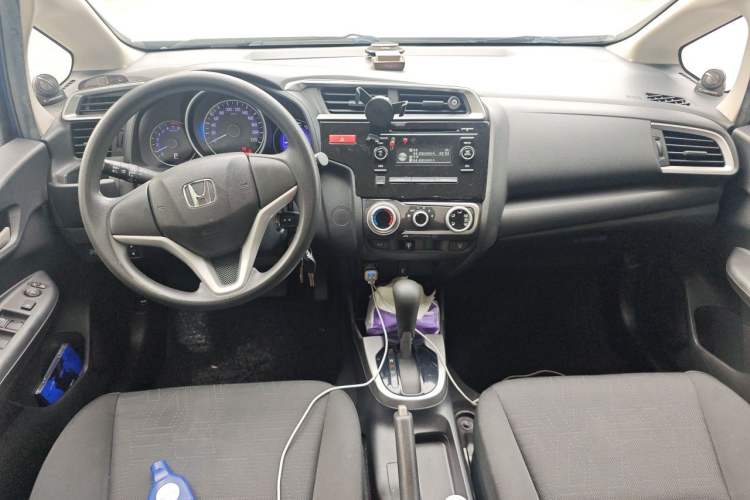 Used Honda Fit 2014 1.5L SE CVT Fashion Model Center Console