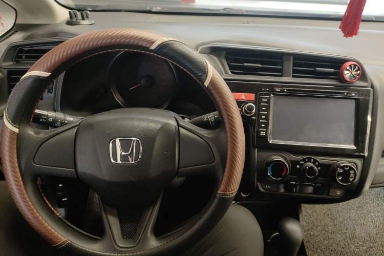 Used Honda Fit 2014 1.5L LX CVT Comfort Model Center Console