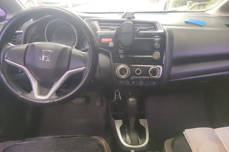 Used Honda Fit 2014 1.5L SE CVT Fashion Model Center Console