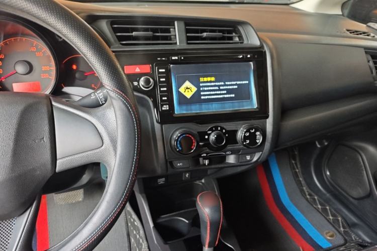 Used Honda Fit 2014 1.5L LX CVT Comfort Model Center Console
