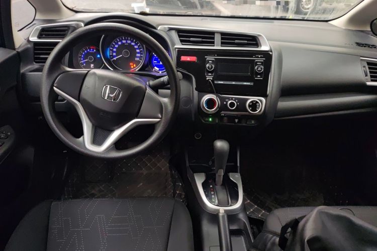 Used Honda Fit 2014 1.5L SE CVT Fashion Model Center Console