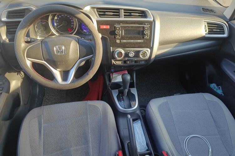 Used Honda Fit 2014 1.5L SE CVT Fashion Model Center Console