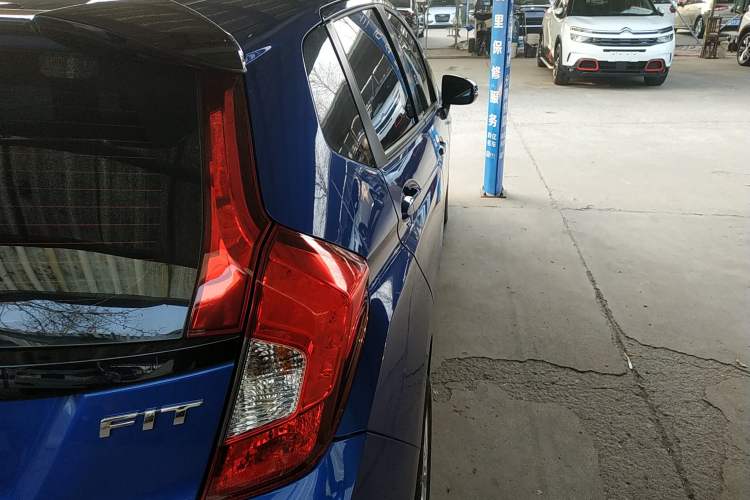 Used Honda Fit 2014 1.5L LX CVT Comfort Model Exterior 6
