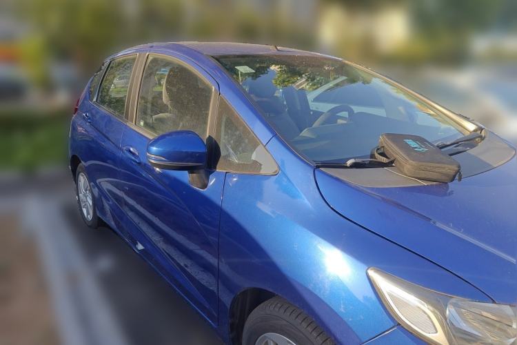 Used Honda Fit 2014 1.5L SE CVT Fashion Model Front Right 45 Deg