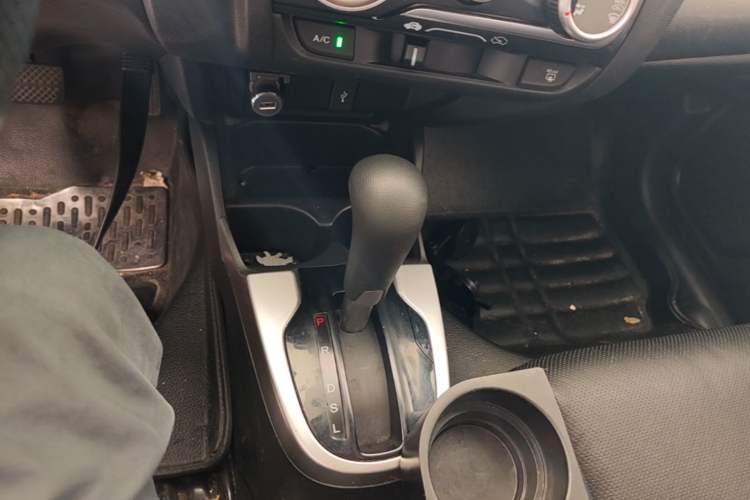 Used Honda Fit 2014 1.5L SE CVT Fashion Model Gear Lever