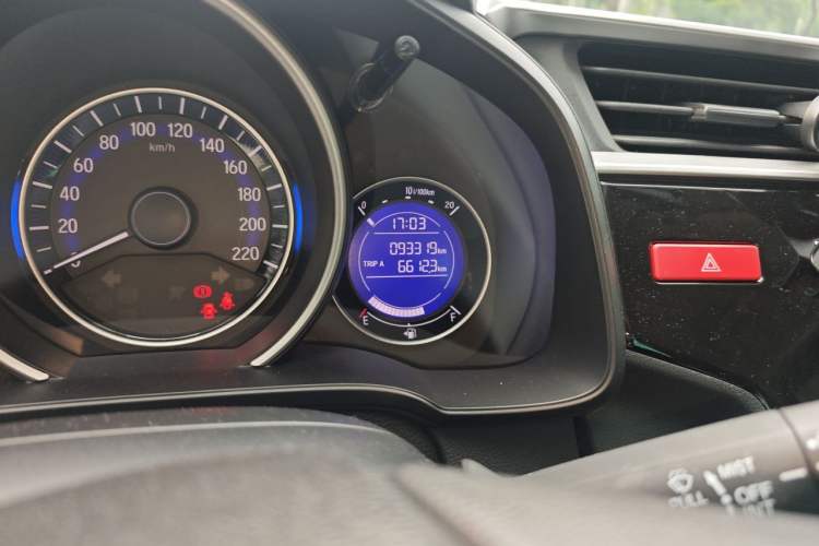 Used Honda Fit 2014 1.5L SE CVT Fashion Model Odometer Close Up