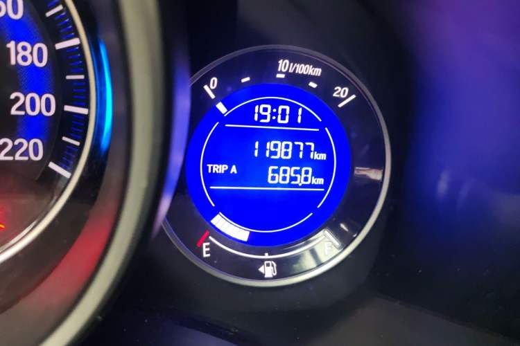 Used Honda Fit 2014 1.5L SE CVT Fashion Model Odometer Close Up