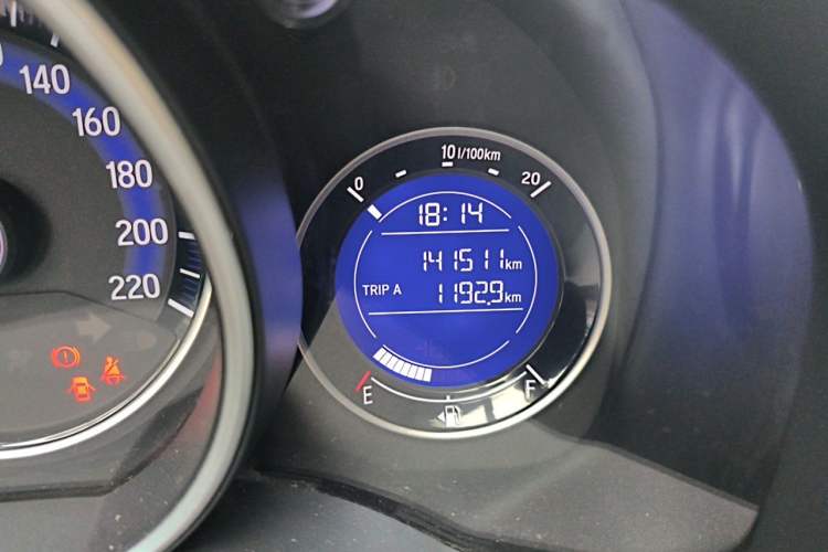 Used Honda Fit 2014 1.5L SE CVT Fashion Model Odometer Close Up