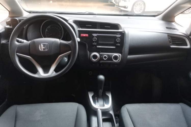 Used Honda Fit 2014 1.5L SE CVT Fashion Model Center Console