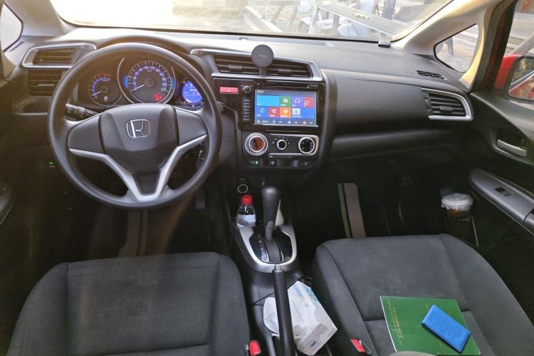 Used Honda Fit 2014 1.5L SE CVT Fashion Model Center Console
