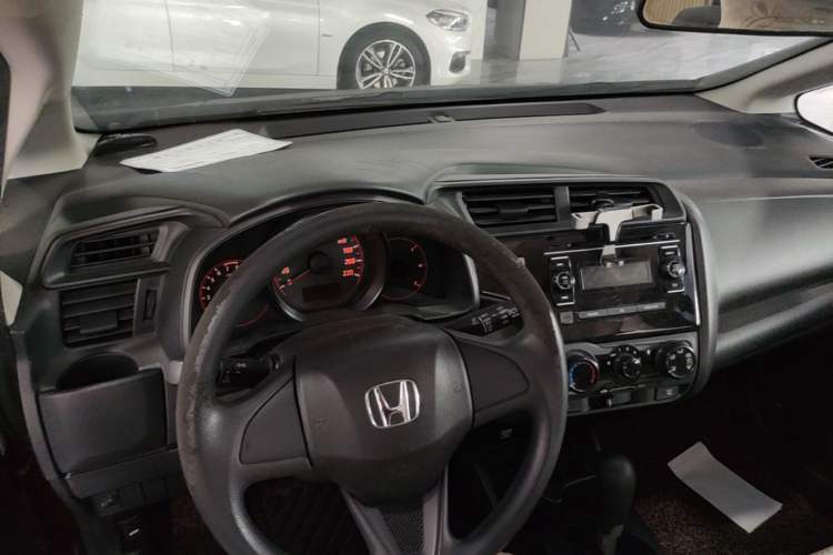 Used Honda Fit 2014 1.5L LX CVT Comfort Model Center Console