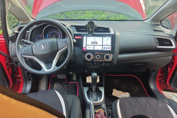Used Honda Fit 2014 1.5L SE CVT Fashion Model Center Console