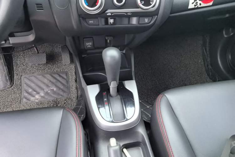 Used Honda Fit 2014 1.5L SE CVT Fashion Model Gear Lever
