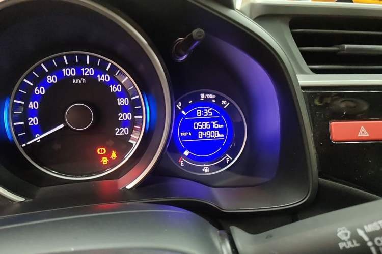 Used Honda Fit 2014 1.5L SE CVT Fashion Model Odometer Close Up