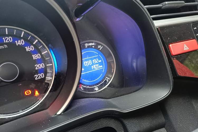 Used Honda Fit 2014 1.5L SE CVT Fashion Model Odometer Close Up