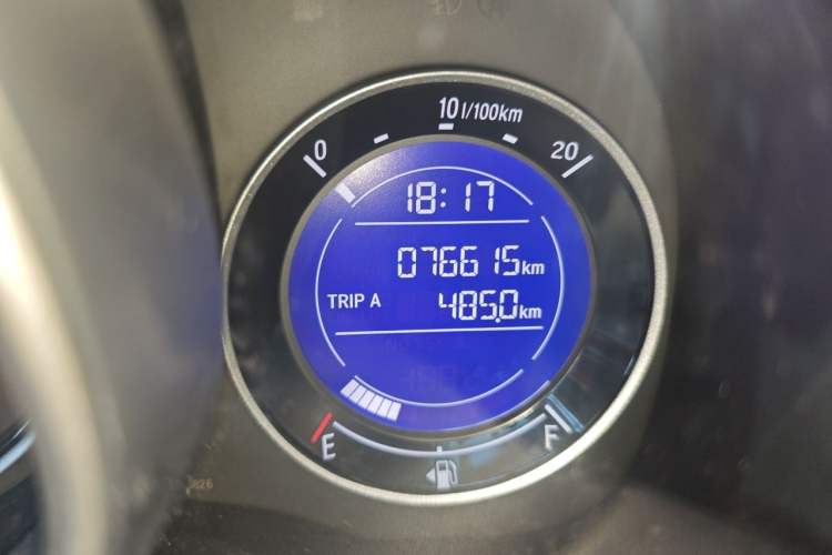 Used Honda Fit 2014 1.5L SE CVT Fashion Model Odometer Close Up