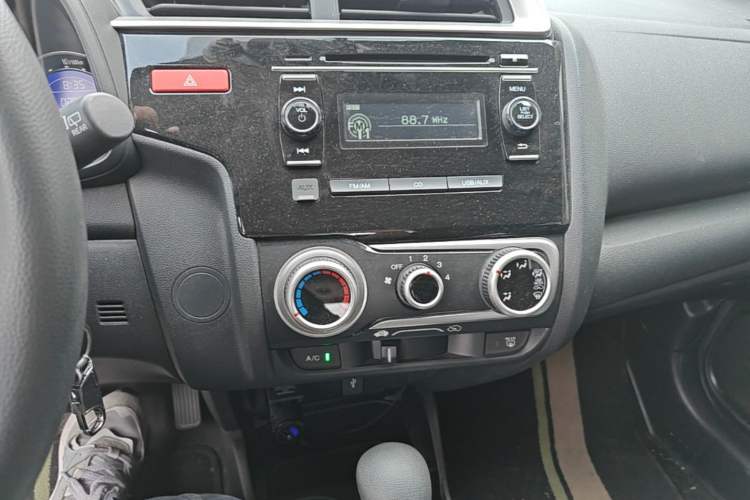 Used Honda Fit 2014 1.5L SE CVT Fashion Model Audio And AC Panel