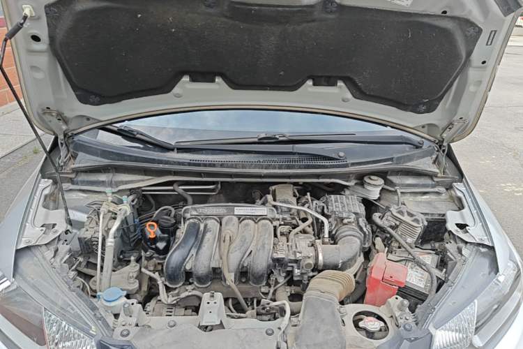 Used Honda Fit 2014 1.5L SE CVT Fashion Model Engine Bay