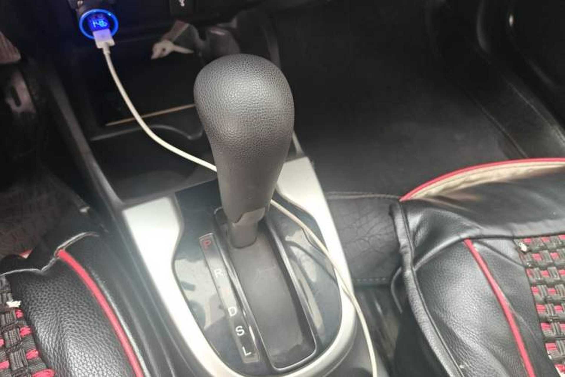 Used Honda Fit 2014 1.5L SE CVT Fashion Model Gear Lever