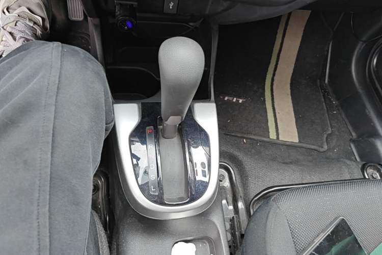 Used Honda Fit 2014 1.5L SE CVT Fashion Model Gear Lever