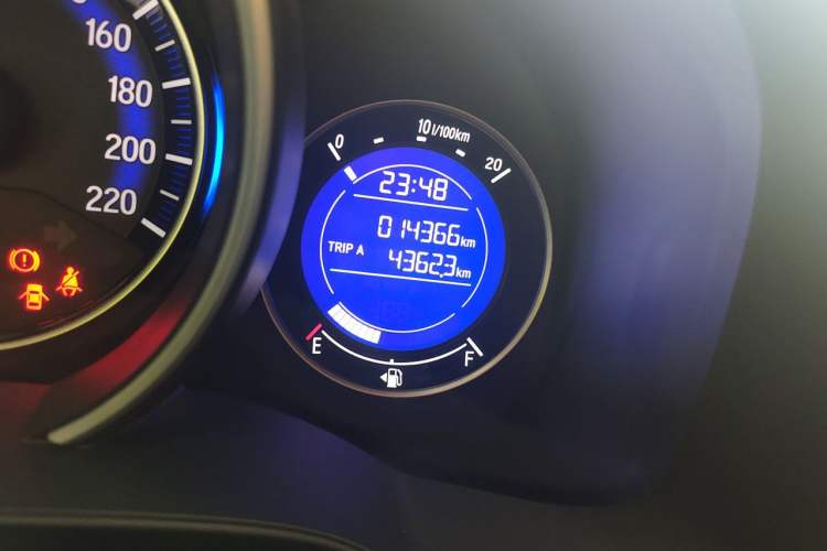 Used Honda Fit 2014 1.5L SE CVT Fashion Model Odometer Close Up