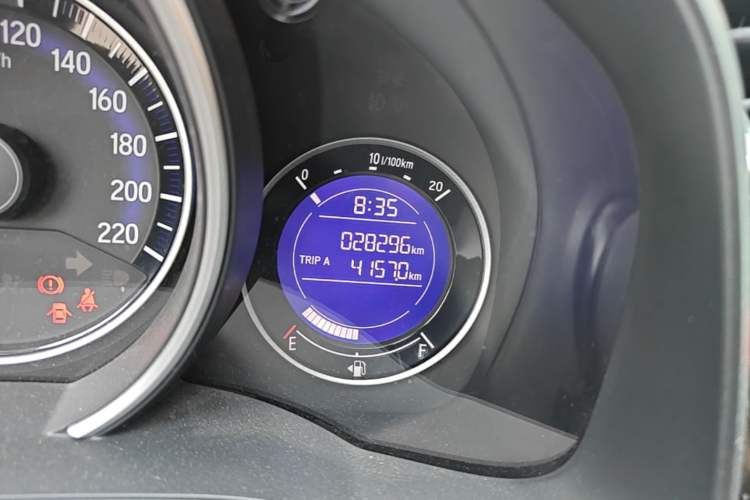 Used Honda Fit 2014 1.5L SE CVT Fashion Model Odometer Close Up