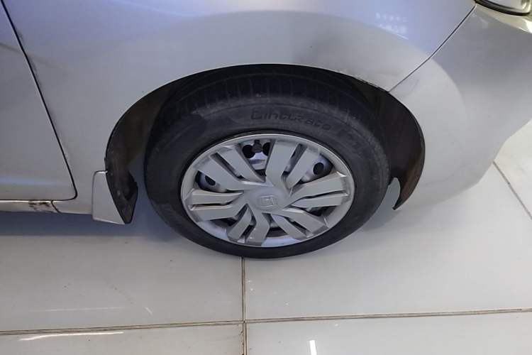 Used Honda Fit 2014 1.5L LX CVT Comfort Model Right Front Wheel Hub