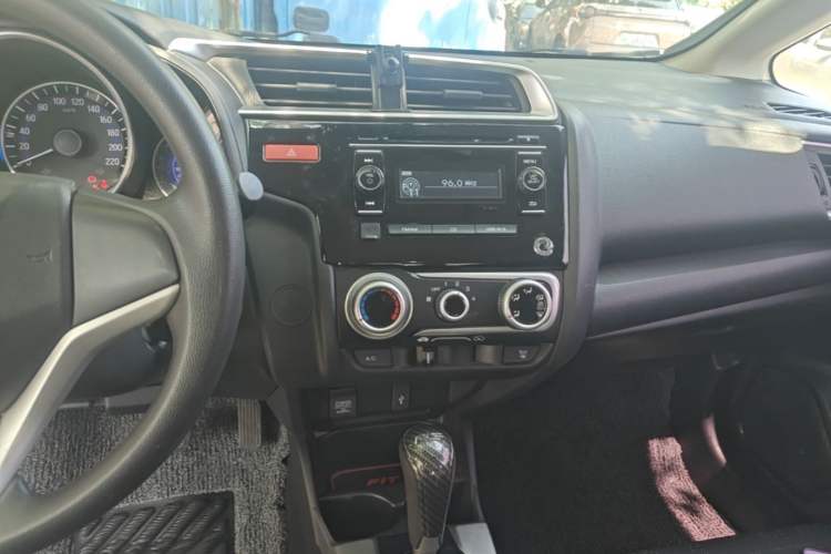 Used Honda Fit 2014 1.5L SE CVT Fashion Model Audio And AC Panel