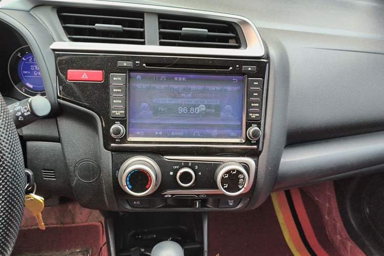 Used Honda Fit 2014 1.5L SE CVT Fashion Model Audio And AC Panel