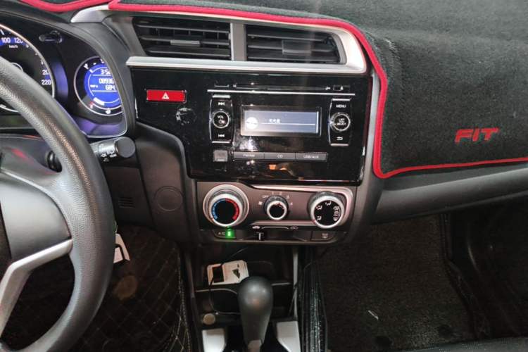 Used Honda Fit 2014 1.5L SE CVT Fashion Model Audio And AC Panel