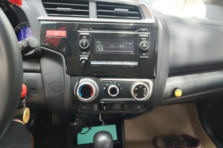 Used Honda Fit 2014 1.5L SE CVT Fashion Model Audio And AC Panel