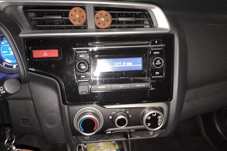 Used Honda Fit 2014 1.5L SE CVT Fashion Model Audio And AC Panel