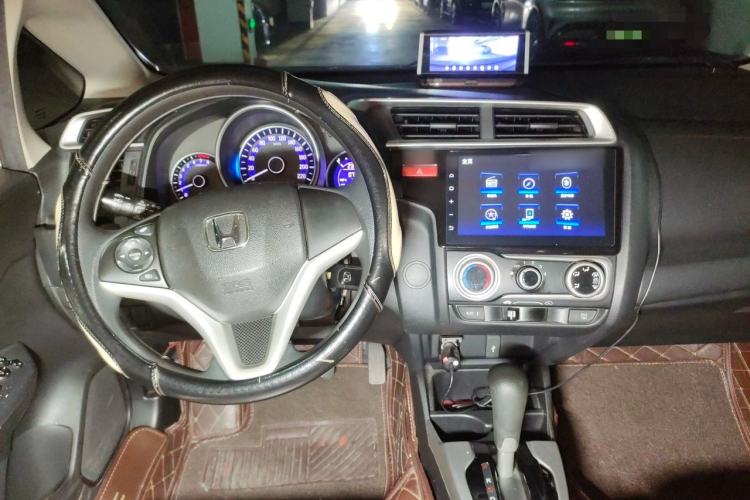 Used Honda Fit 2014 1.5L SE CVT Fashion Model Center Console