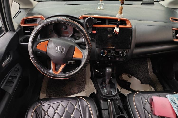 Used Honda Fit 2014 1.5L LX CVT Comfort Model Center Console