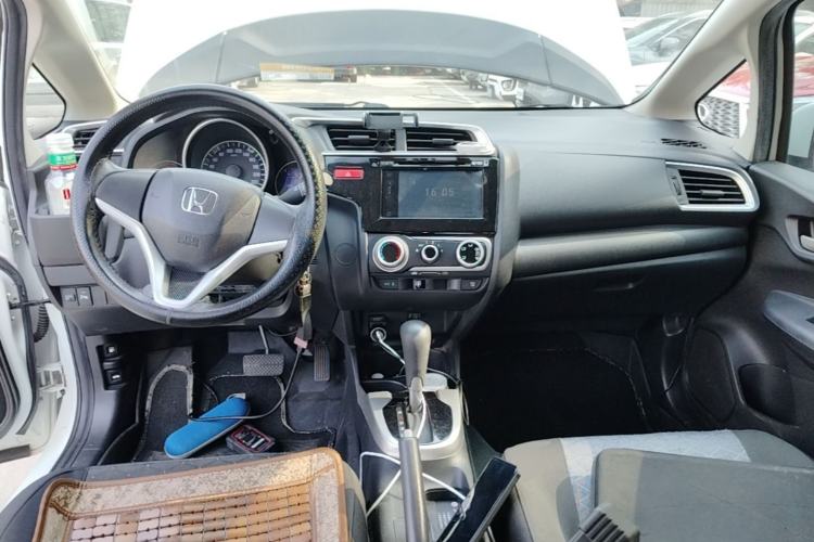 Used Honda Fit 2014 1.5L SE CVT Fashion Model Center Console