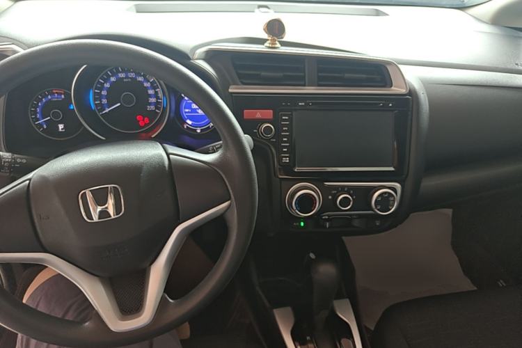 Used Honda Fit 2014 1.5L SE CVT Fashion Model Center Console
