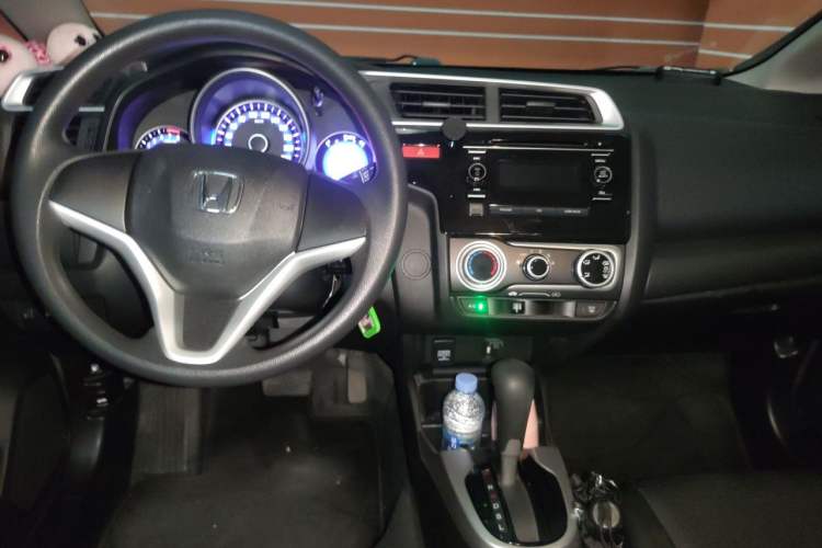 Used Honda Fit 2014 1.5L SE CVT Fashion Model Center Console