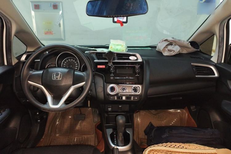 Used Honda Fit 2014 1.5L SE CVT Fashion Model Center Console
