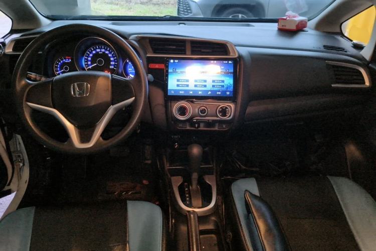 Used Honda Fit 2014 1.5L SE CVT Fashion Model Center Console