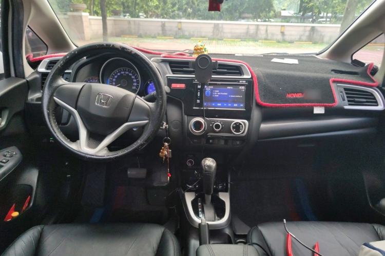 Used Honda Fit 2014 1.5L SE CVT Fashion Model Center Console