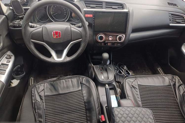 Used Honda Fit 2014 1.5L SE CVT Fashion Model Center Console