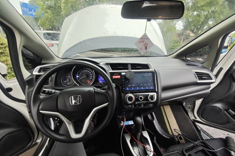 Used Honda Fit 2014 1.5L SE CVT Fashion Model Center Console