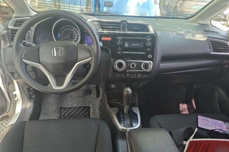 Used Honda Fit 2014 1.5L SE CVT Fashion Model Center Console