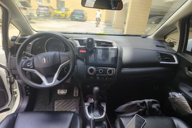 Used Honda Fit 2014 1.5L SE CVT Fashion Model Center Console