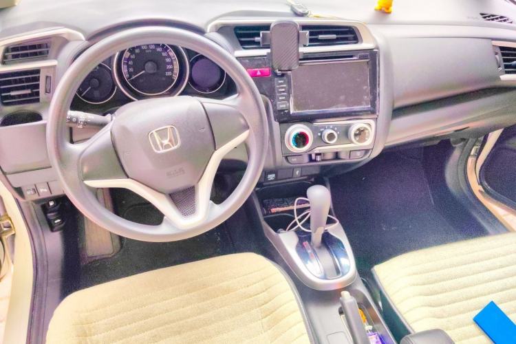 Used Honda Fit 2014 1.5L SE CVT Fashion Model Center Console
