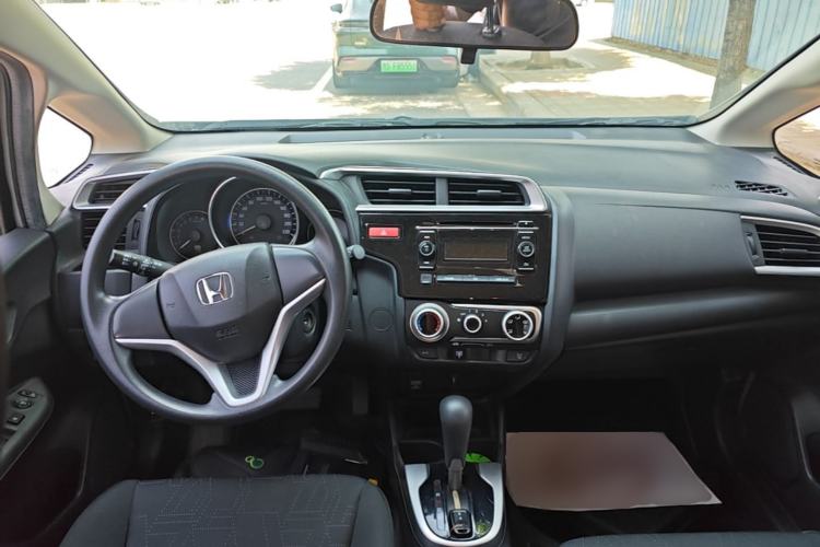 Used Honda Fit 2014 1.5L SE CVT Fashion Model Center Console