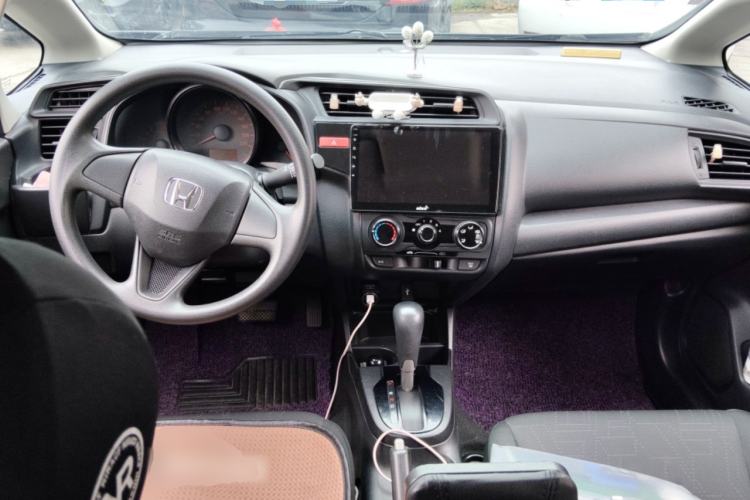 Used Honda Fit 2014 1.5L SE CVT Fashion Model Center Console