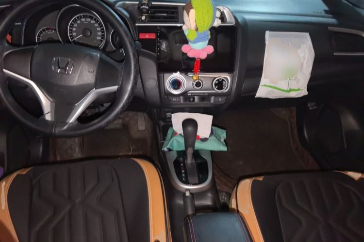 Used Honda Fit 2014 1.5L SE CVT Fashion Model Center Console