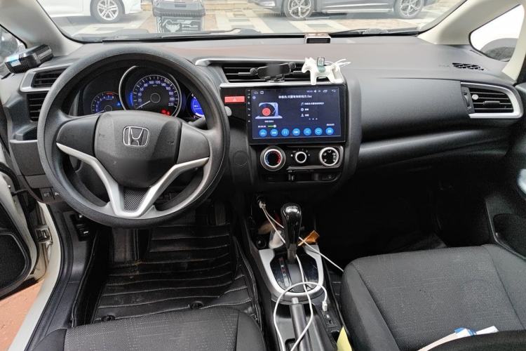 Used Honda Fit 2014 1.5L SE CVT Fashion Model Center Console