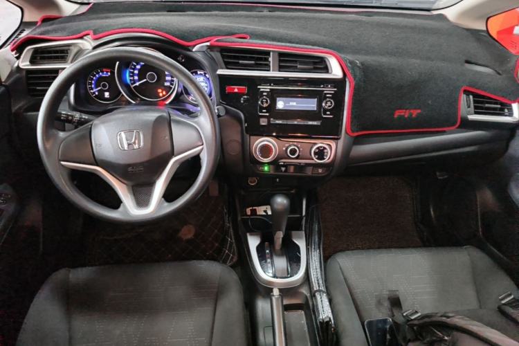 Used Honda Fit 2014 1.5L SE CVT Fashion Model Center Console